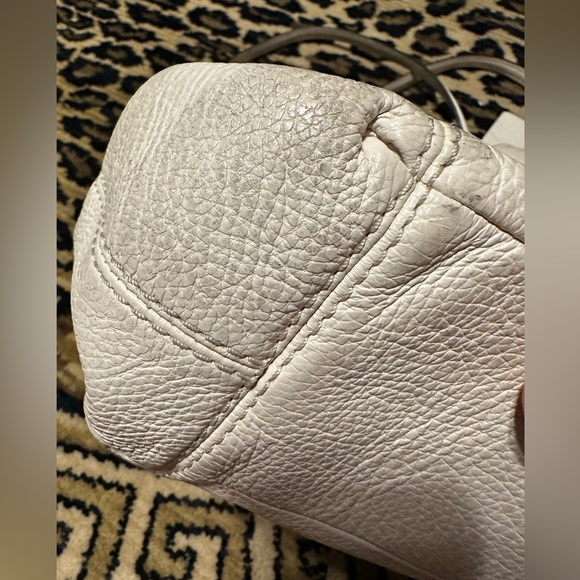 100% Authentic Coach white leather purse.  Very good condition.  Smells like new - Picture 8 of 13